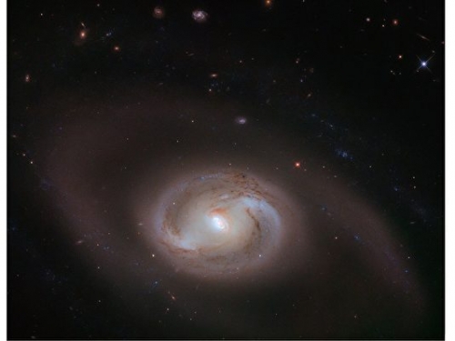 哈伯新作：旋臂嵌套的奇特棒旋星系