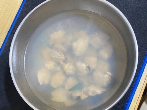 妻子貼心將蛤蠣去殼 他批「自作多情」 掀網友論戰