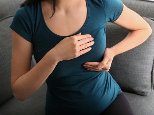 妹子乳頭被碰就想哭！男友傻眼不信 醫曝真相