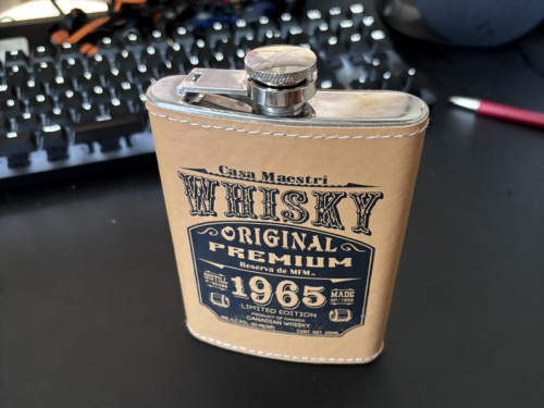 他自豪新買的酒「能塞進屁股裡」 全網驚呼︰不怕菊花殘？