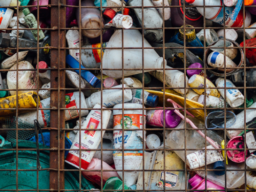 分解塑膠救星？科學家在垃圾場中發現吃聚氨酯的微生物