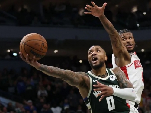 NBA》里拉德致勝挺腰上籃逆轉秀 公鹿斷火箭5連勝