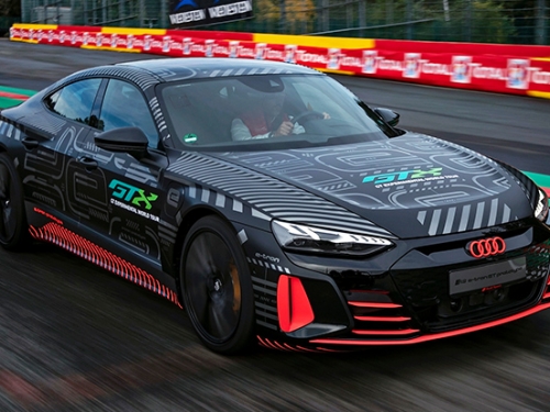「鋼鐵人」接班人座駕？Audi 三馬達純電跑車「RS e-tron GT」預告明年發表！