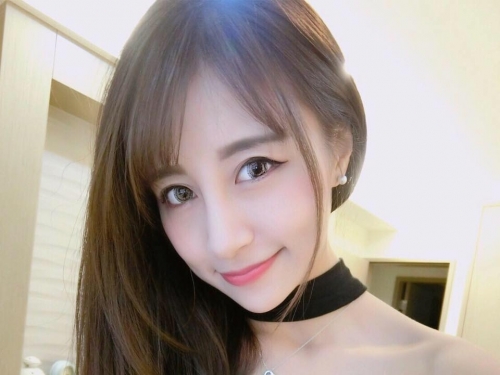 超惹火！天菜空姐自拍曬「性感美乳」畫面超養眼！美到不要不要…