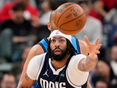 NBA》Anthony Davis傷退！獨行俠GM神情耐人尋味　球迷：這啥表情