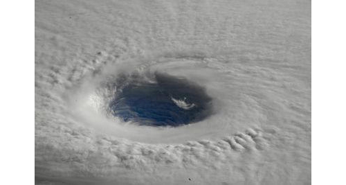 日本太空人拍下「龍的巢穴」 驚呼：看著颱風眼，感到一陣恐懼