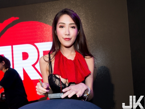 台灣也有神級美腿！Ｅ奶霜霜「爆乳櫥窗」太火辣　外面粉絲拍到手軟！