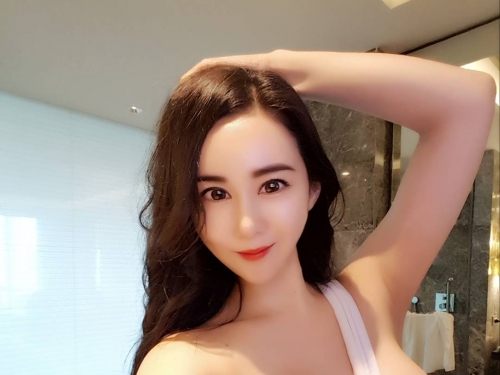 妹子胸前好飽滿！比基尼「壓乳畫面」好猖狂，讓人鼻血噴好噴滿