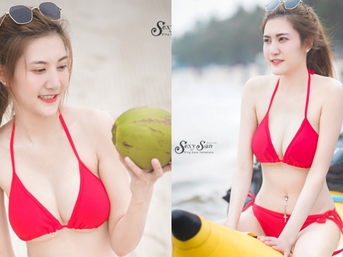 抓住夏天尾巴！「白皙大奶妹」手捧椰子比大小，沙灘上火紅比基尼太搶眼！