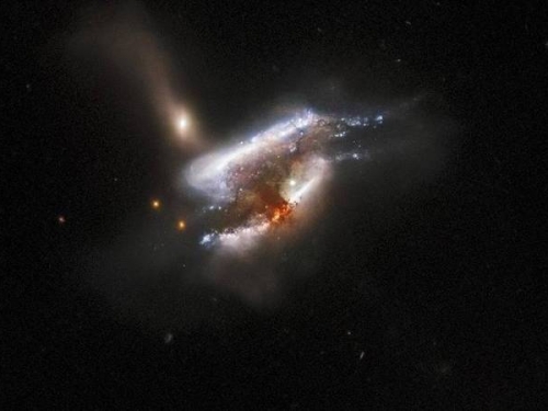 史詩級纏綿！哈伯捕捉到6.81億光年外3星系奇妙合體
