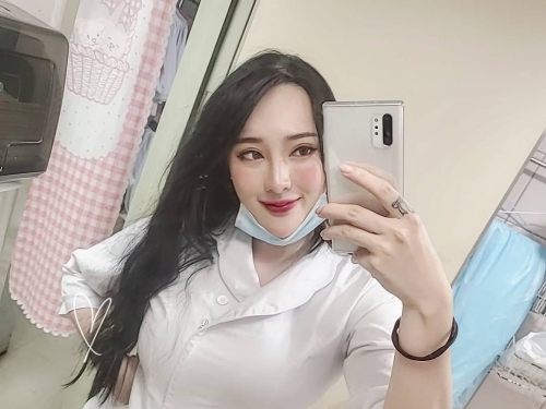 制服總是撐到最緊！全台最辣護理師「黃靜」巨乳身材讓病患招架不住