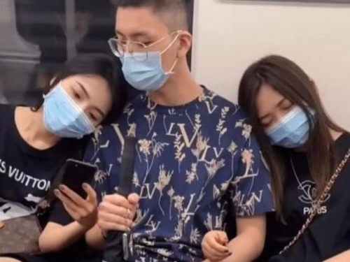 幸福男坐捷運被2美女黏上身 網羨慕「雨傘已說明一切」