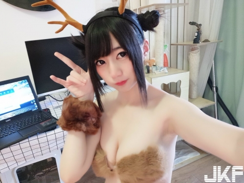 超邪惡視角最強美臀，穿上小丁兩顆「白嫩大肉包」讓人斷了理智線：好想撲上去....