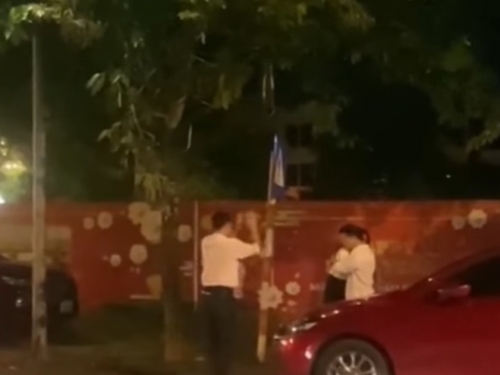 人妻出軌窮小王被抓姦 富老公雙手合十跪拜 神反應網看呆