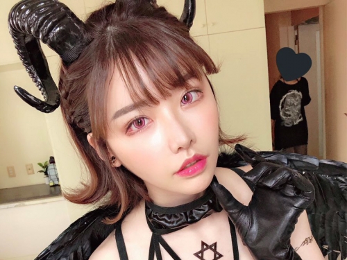 萬聖cosplay潮流！女優長角化身「吸睛魅魔」　男人一不注意就被榨乾啦