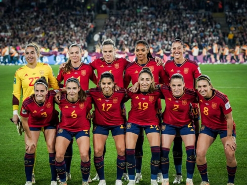 女足世界盃》西班牙足協主席唇吻風暴擴大 女球員強調未同意