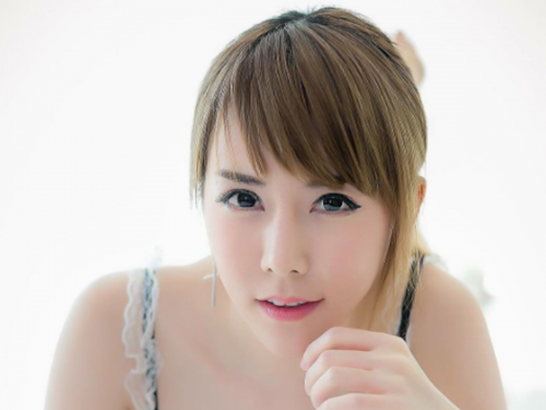 這尺寸太猛！海邊奶妹「爆乳影片」散發母愛！超兇悍肉體讓人受不了...