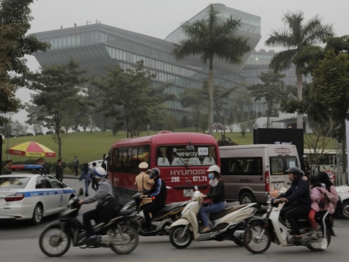 越南2男子邊騎車邊洗澡 耍寶行徑挨轟吃罰單