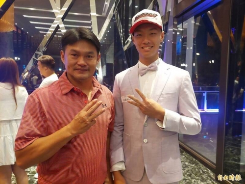 中職選秀》兒子崔聖允繼承龍魂！ 前龍將黃自強眼眶泛紅