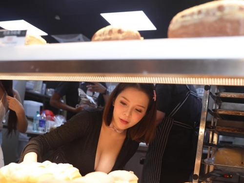 沙灘波神「陳香菱」升格當店長賣麵包　挺H奶讓顧客看傻眼！