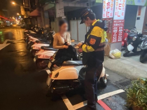 低胸妹濕身找愛車 暖警出手她嬌喊一句話