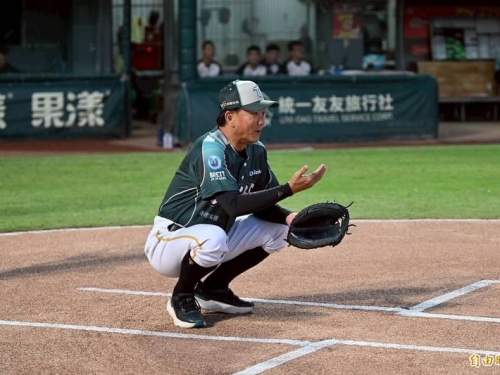 中職》給足「梁SIR」面子 洪一中當開球捕手