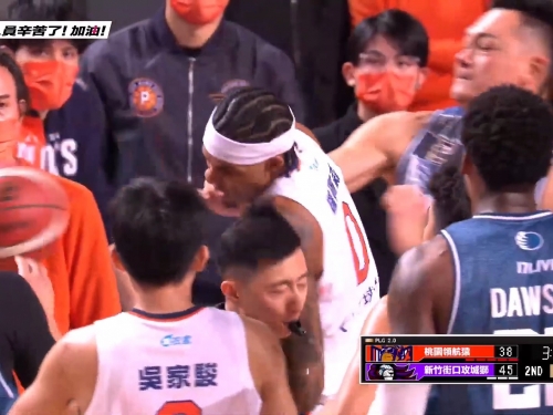 吳岱豪與羅賓森爆發肢體衝突! 吳岱豪化身鬥球兒彈平砸頭 羅賓森被判出場