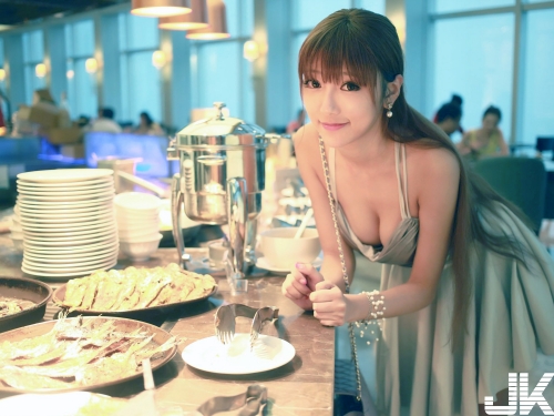 好可愛！旅館單身「超氣質正妹」獨自開房間！若隱若現的「美乳視角」讓人受不了…