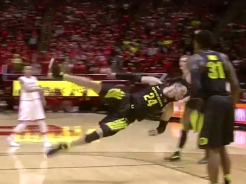 讓身體飛一下吧！NCAA球員被「內力震飛」 網友笑瘋：史上最爛假摔