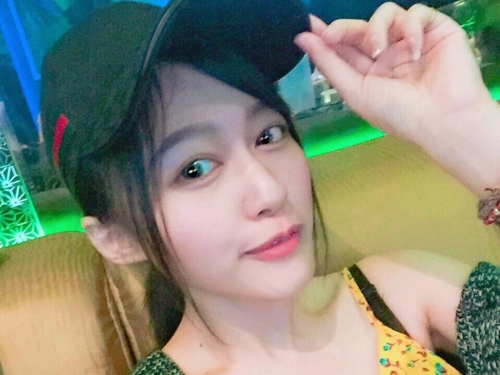 長腿妹脾氣很差「超胸狠」！「渾圓奶球」放上桌加菜　乳量在桌面漫延開！