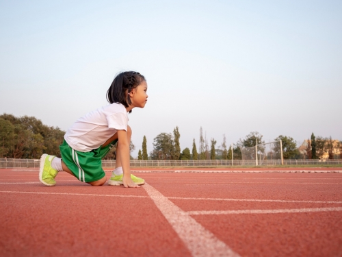 女童賽跑鞋子掉了 折返起點仍奪冠 逆襲片吸千萬網朝聖