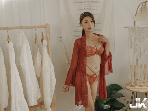高挑辣妹「紫綺」天台大秀圓乳美腿！蕾絲小褲包不住神秘腿間誘惑！