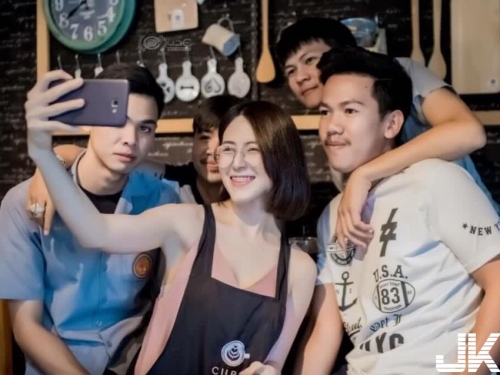 必朝聖！泰國咖啡店，滿滿正妹店員「低胸背心」還又甜死人的笑容，多看一眼就要蛀牙了
