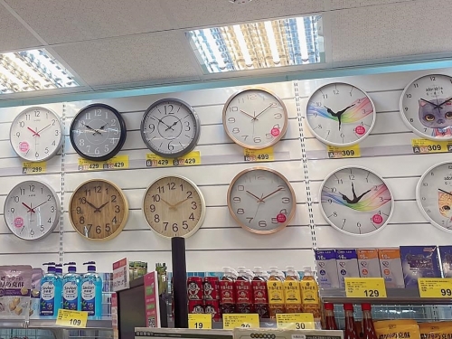 你知道為什麼「賣場時鐘都是 10 點 10 分」嗎？內行人曝正解