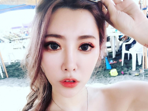 雪白嫩乳「國旗女郎」用美波挺台灣！「巨型車頭燈」讓人視線失焦，形狀真的太美好！