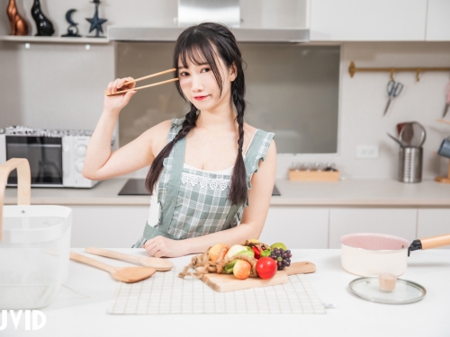 想跟她瘋狂做菜！火辣小廚娘比料理還可口　一口吃掉也不負擔