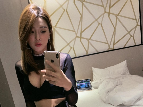 性感DJ「黃聿希 Victoria」帶長輩出來透氣　養眼畫面讓台下觀眾High翻！