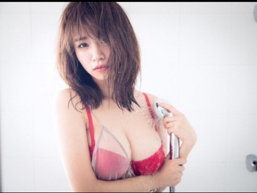 來顆大乳蛋！「菜乃花」乳力四射手捧「I杯巨乳」穿上極限露出的內衣根本把持不住了！
