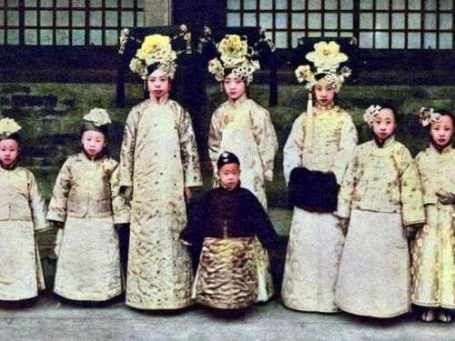他娶印刷廠女工為妻，一直覺得妻子不平凡，6年後才知是末代皇妃