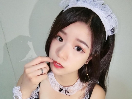 最辣服務員！「甜美大眼妹」用長輩為你服務！誠意十足只好小費全給了…