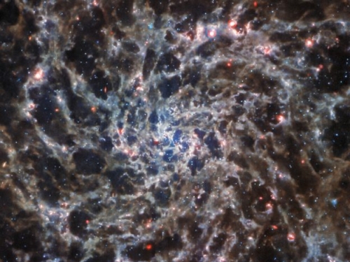 中紅外波段下的新細節，韋伯望遠鏡帶來 IC 5332 星系新圖像