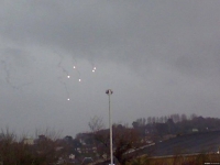 《成群的UFO漂浮在英國肯特郡城市上空》