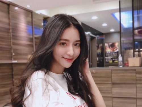 女神級網美！壓倒性白嫩優質基因，「妍安Ann」素顏也能放電讓人戀愛！