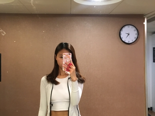 妹子緊身韻律褲「愛心翹臀」飽滿乍現，形狀邪惡讓人激起無限想法！