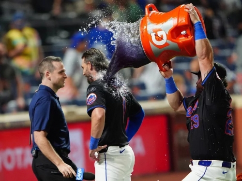 MLB》勇士詭異輸球法！ 外野手界外接球判斷瑕疵葬送勝利