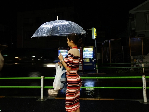 不得了！大賣場驚見翹臀正妹，「纖腰」不禁一握！網友：這也太腰瘦…