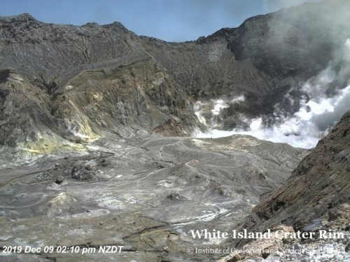 紐西蘭火山爆發前 攝影機拍到一群人在火山口...