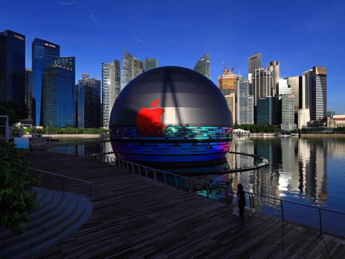 全球首間飄在水上的門市！Apple全新旗艦店「球型」設計超吸睛，神秘水下通道還能通往...