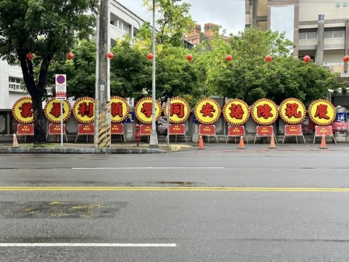女兒國中畢業 父霸氣送一排花圈祝賀 照片曝光全場笑翻