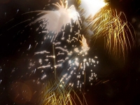 星空的諾言！男將亡妻骨灰製煙火　發射天空成爆點